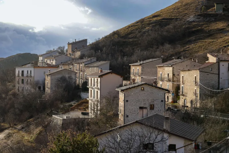 Paesi Sospesi nel Tempo: Come le Frazioni Dimenticate di San Giorgio Stanno Rinascendo